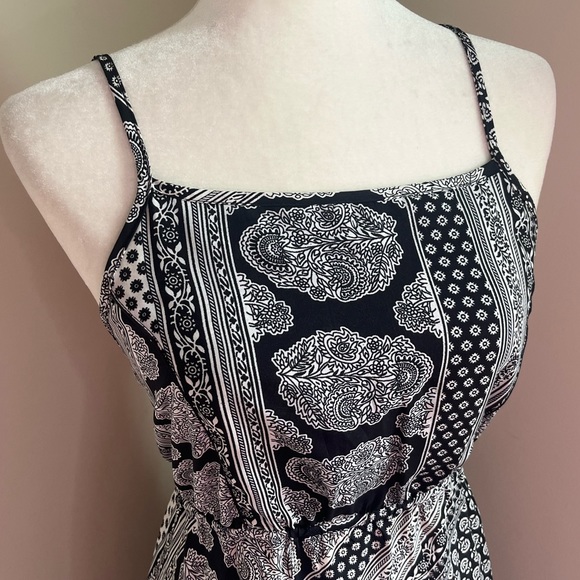 BooHoo Lace Up Back Midi Dress with Paisley/Mixed Print - Picture 4 of 10